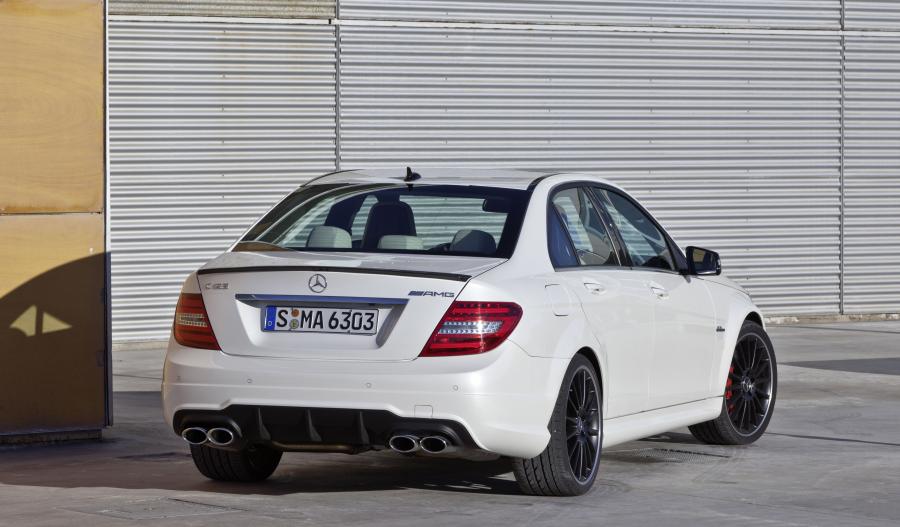  Mercedes-Benz C63 AMG 2011 года  (фото 17 из 25)